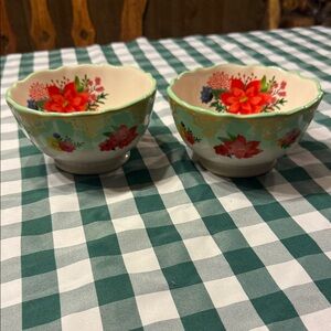 Set of two Pioneer Woman bowls.